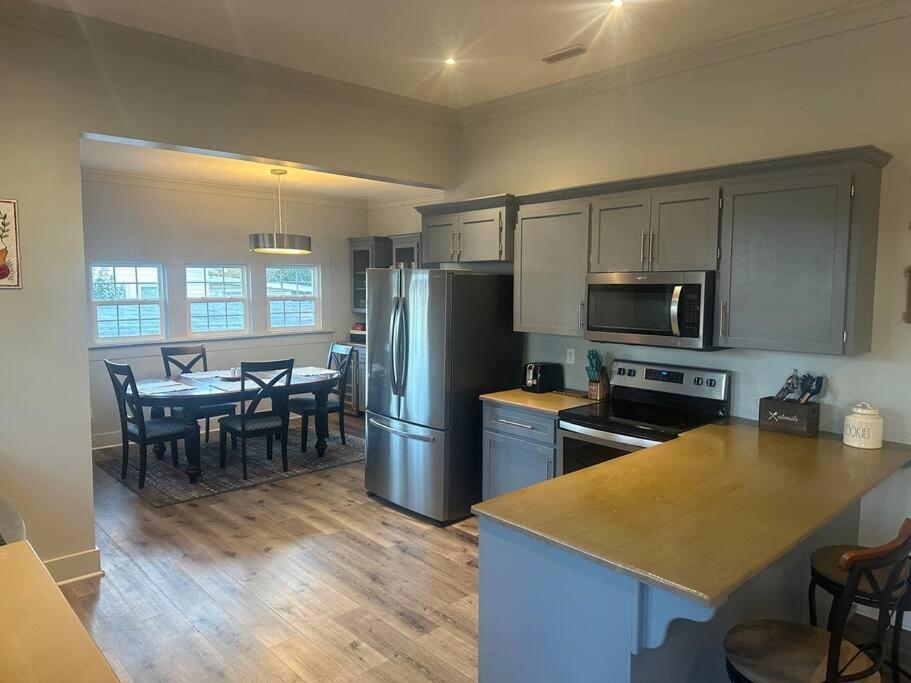 Local With A Side Of Cozy Apartment Enterprise Luaran gambar